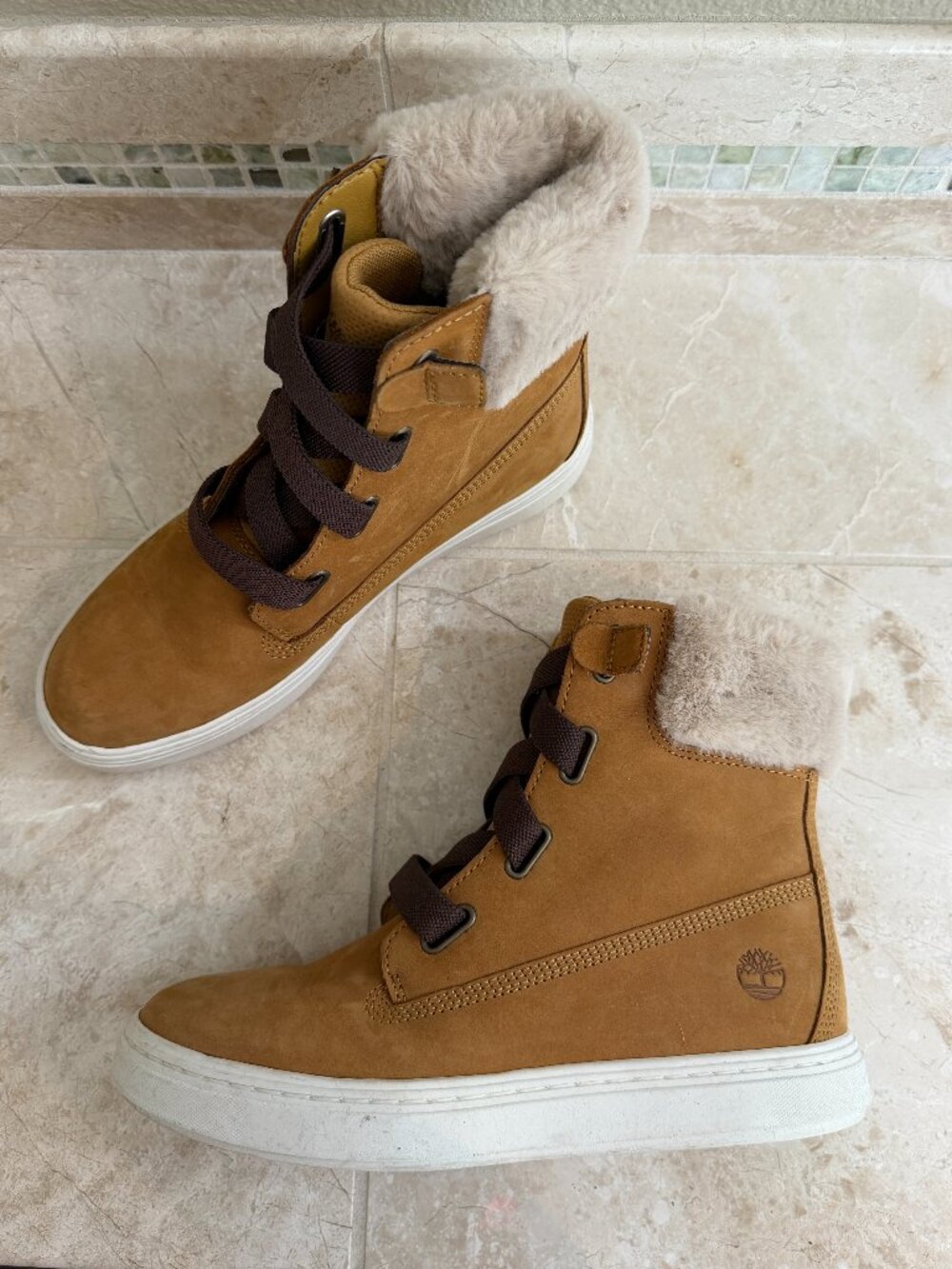 Timberland Women's Bria faux fur-lined high-top sneakers boots Size 8.5 - Picture 2 of 12